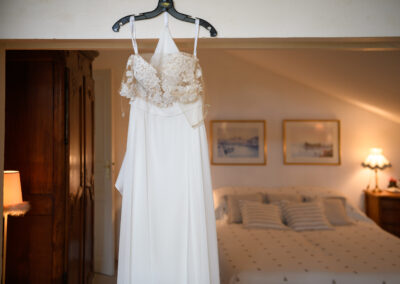 Détail de la robe de la mariée à Saint Jouvent Sylvain CROUZILLAT Photographe de Mariage à Limoges