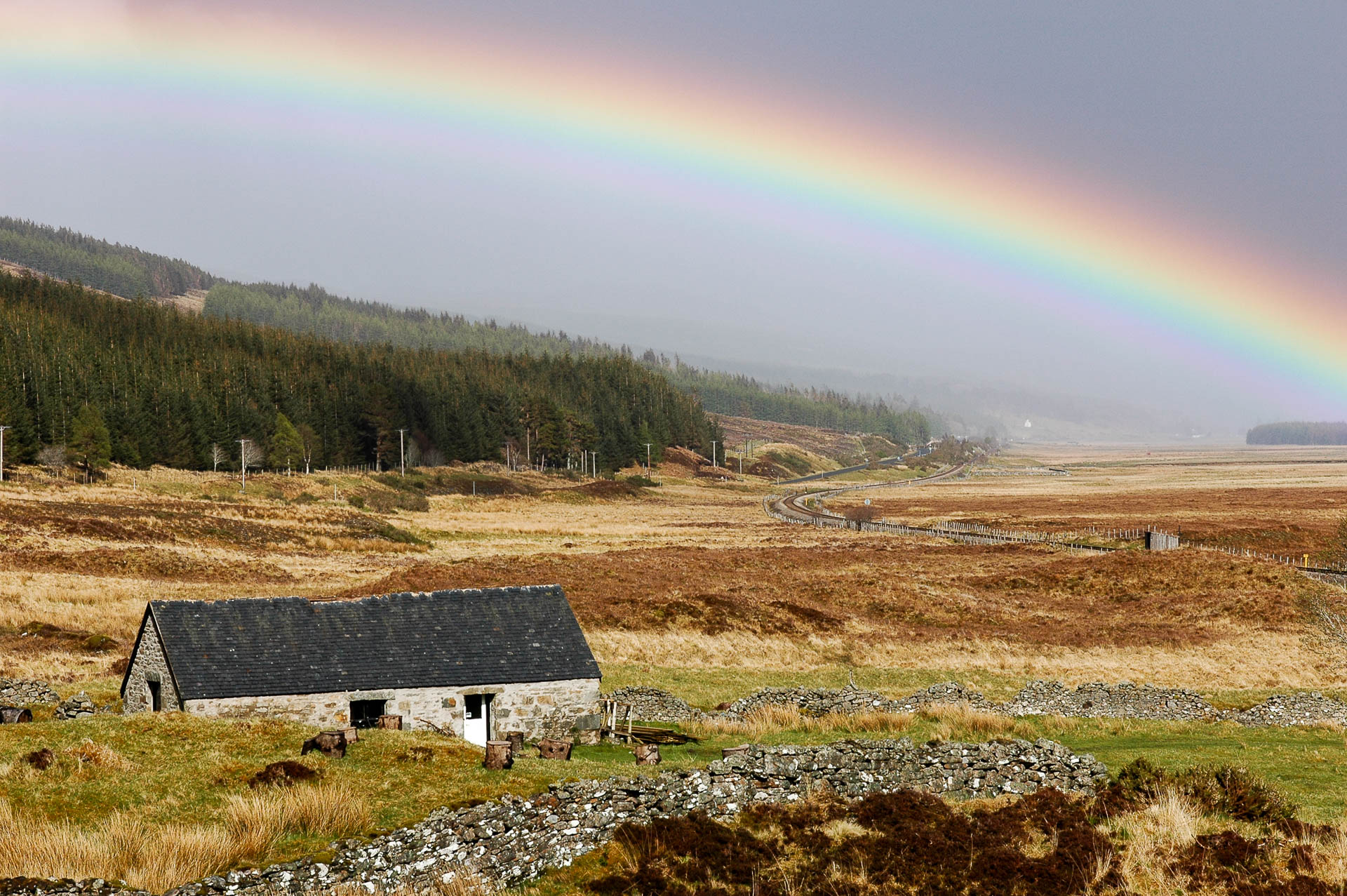 Photo d'une maison dans une lande ecossaisse avec un beau couché de soleil lors de mon premier voyage en Ecosse